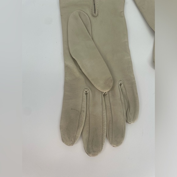 Vintage Grandoe Silk Lined Cream Leather Gloves - Picture 3 of 7